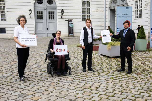 Mitglieder der ÖGHL bei der Überreichung der Petition an den NEOS-Abgeordneten Michael Bernhard